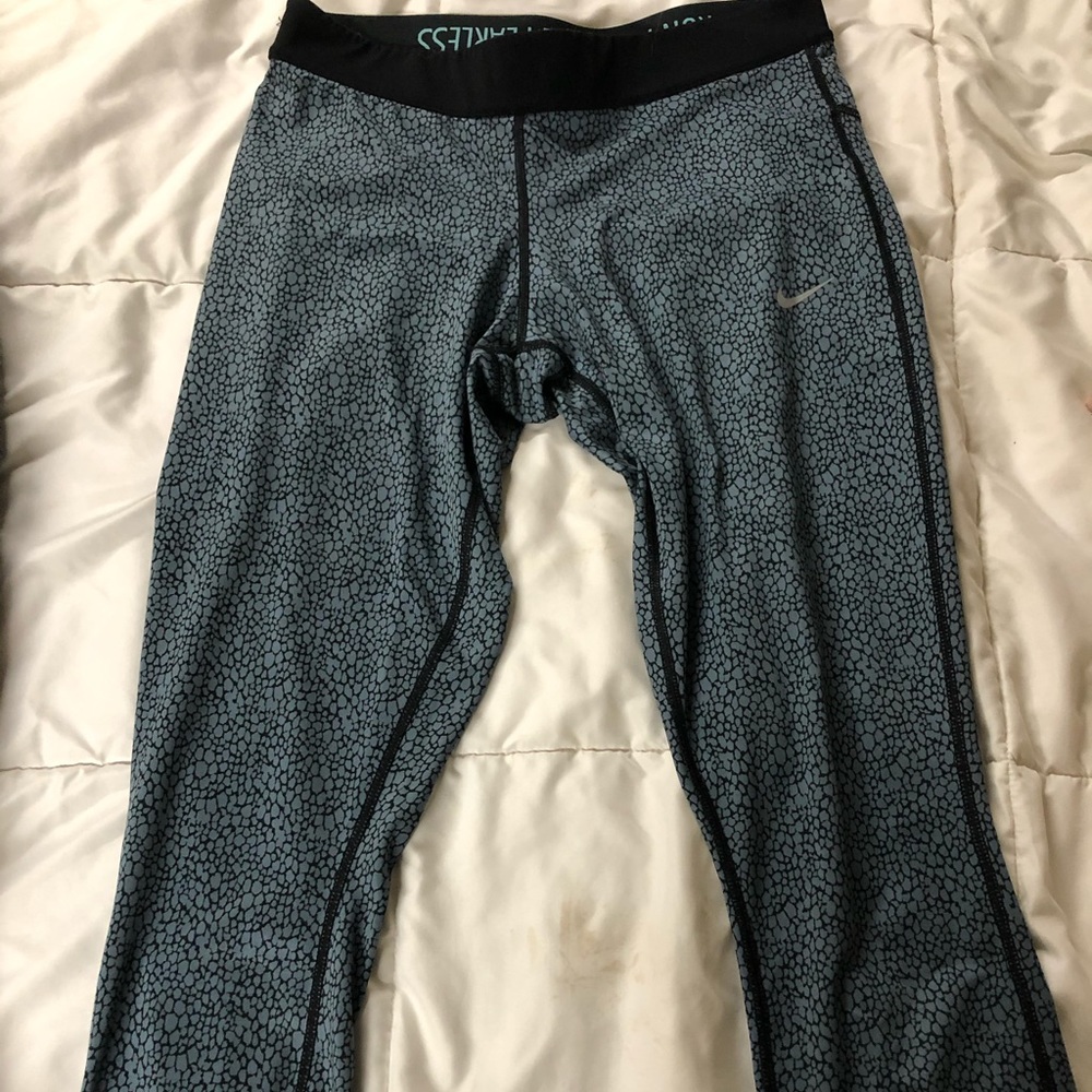 Nike athletic crop leggings